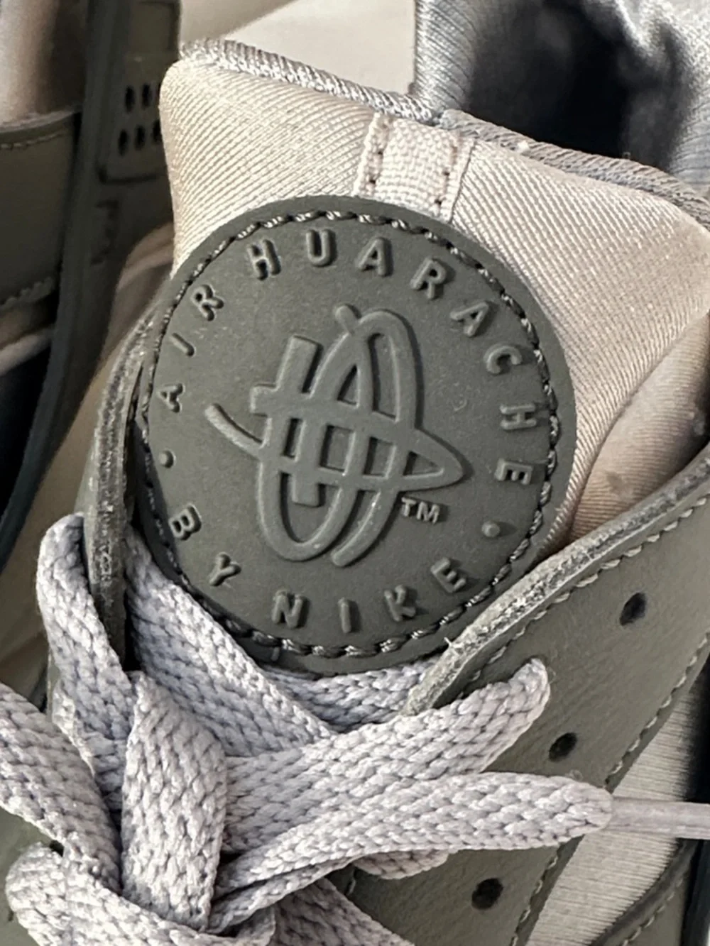 NEW - MENS - NIKE - AIR HUARACHE SNEAKER - GRAY - RETIRED